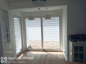 rolety dzień noc na dużym oknie